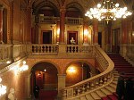 Der Treppenaufgang der Oper